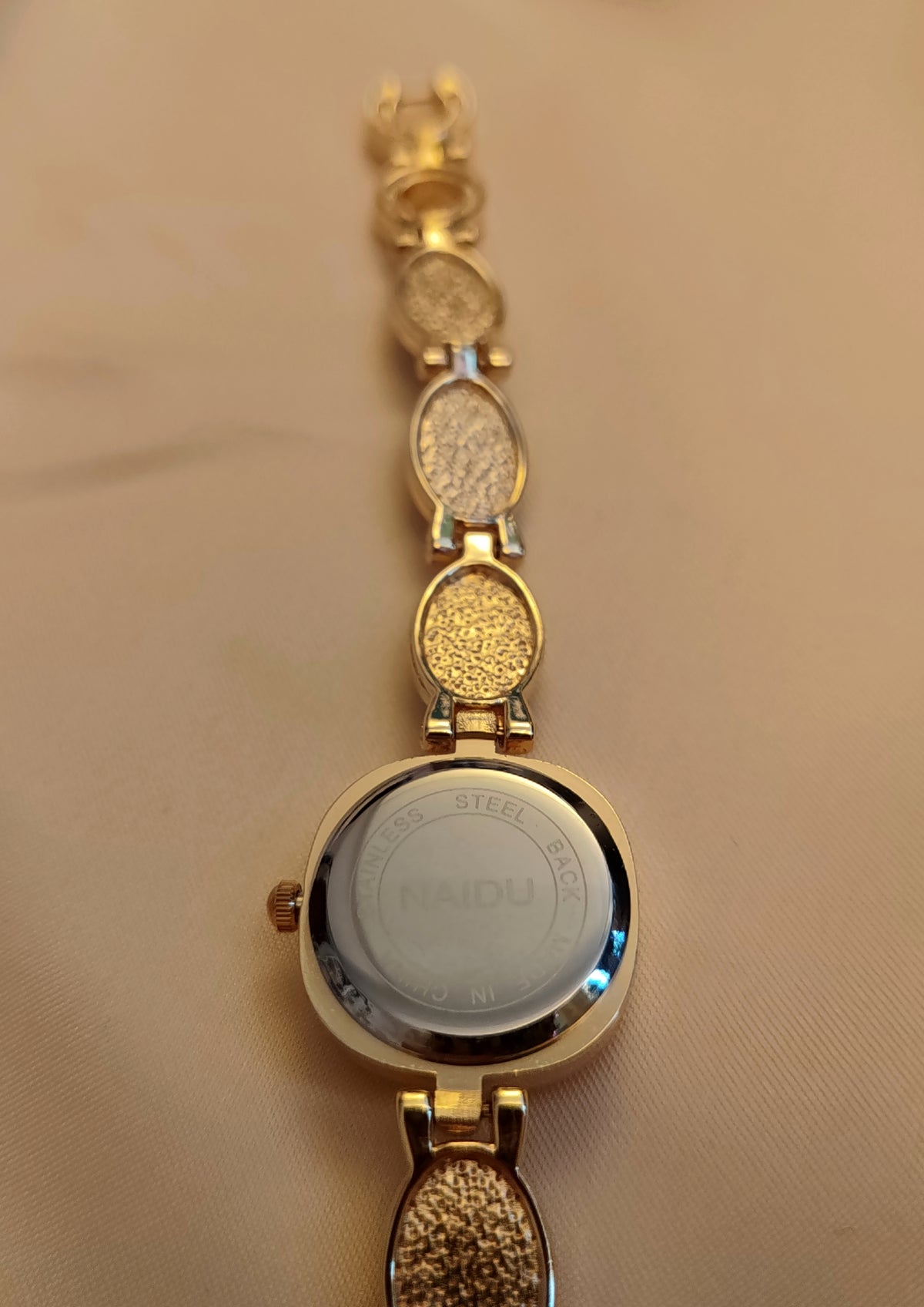 Pearl - goldene Damen Schmuckuhr mit Perlenelementen