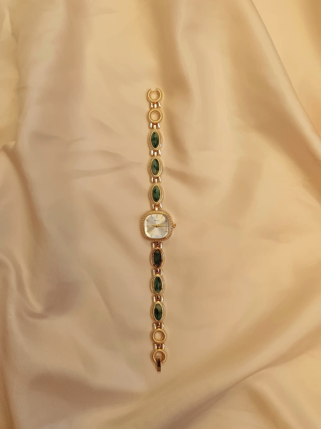 Emerald -  Goldene Schmuckuhr mit grün marmorierten Schmucksteinen