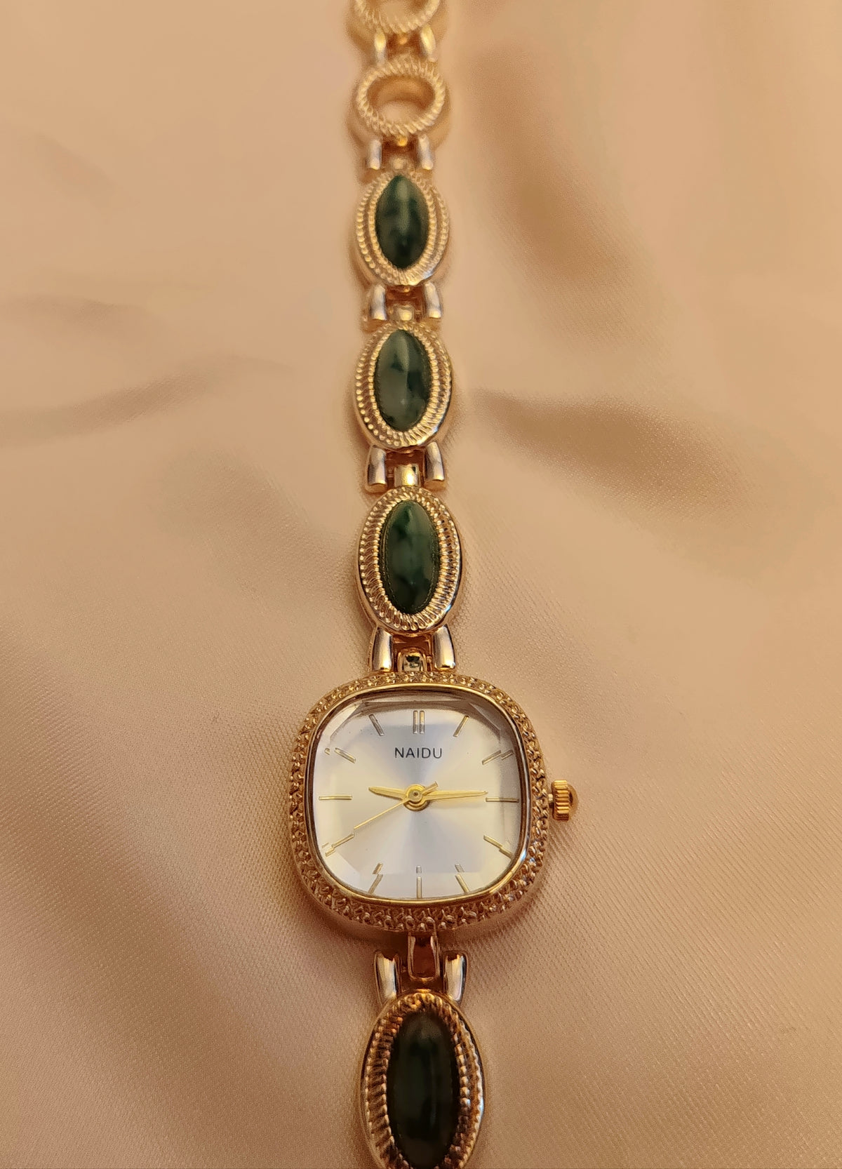 Emerald -  Goldene Schmuckuhr mit grün marmorierten Schmucksteinen