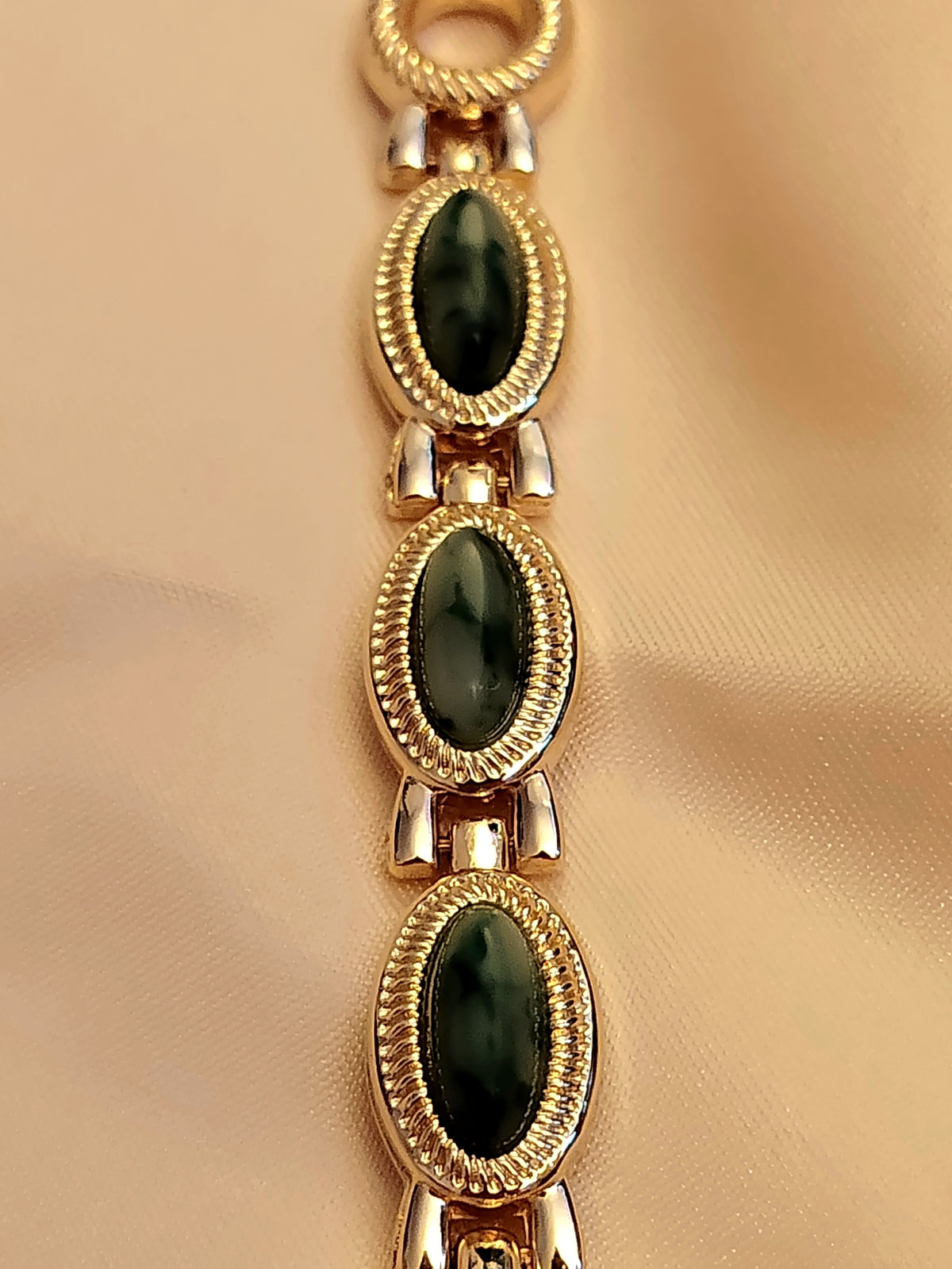 Emerald -  Goldene Schmuckuhr mit grün marmorierten Schmucksteinen