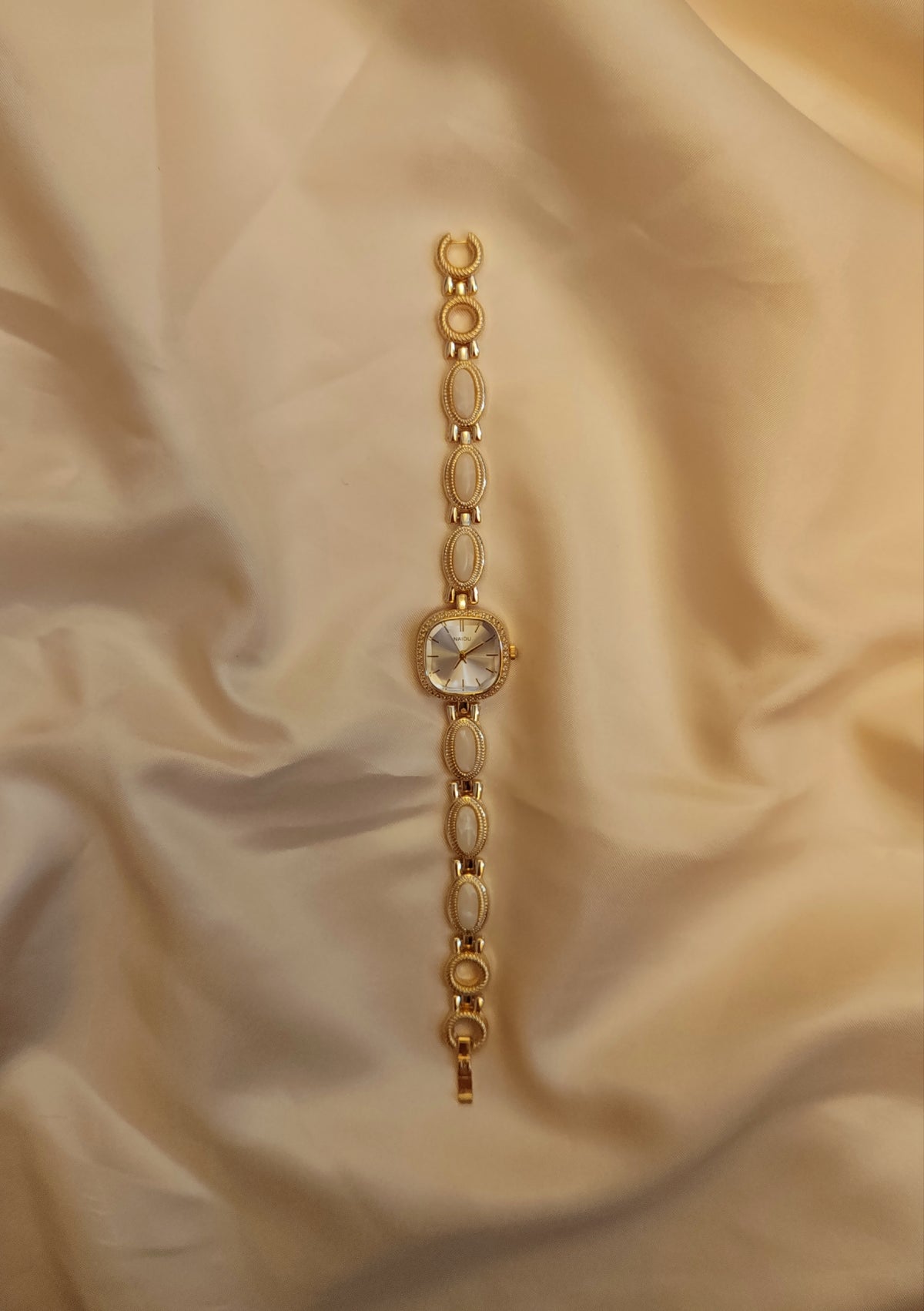 Pearl - goldene Damen Schmuckuhr mit Perlenelementen