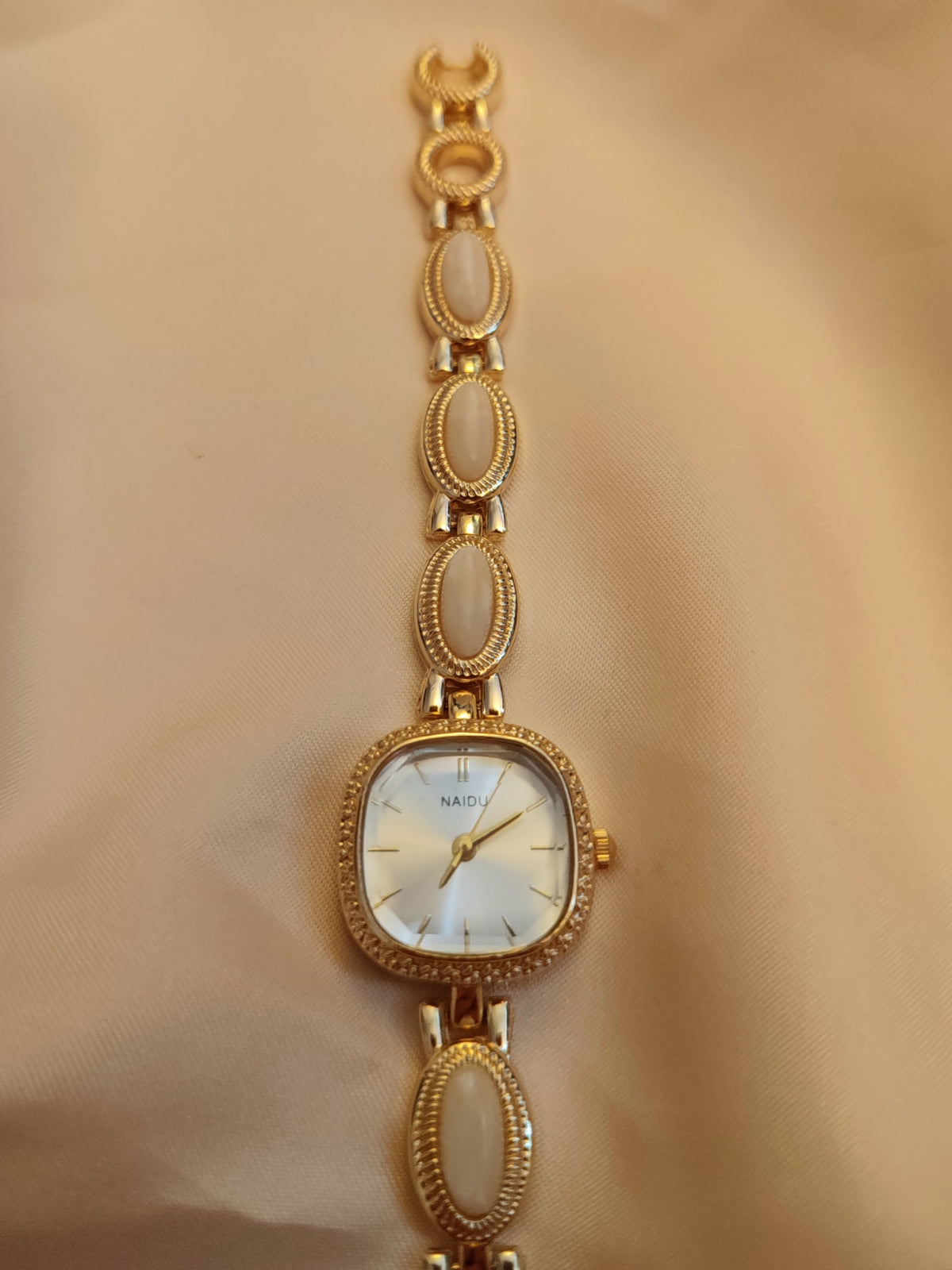 Pearl - goldene Damen Schmuckuhr mit Perlenelementen