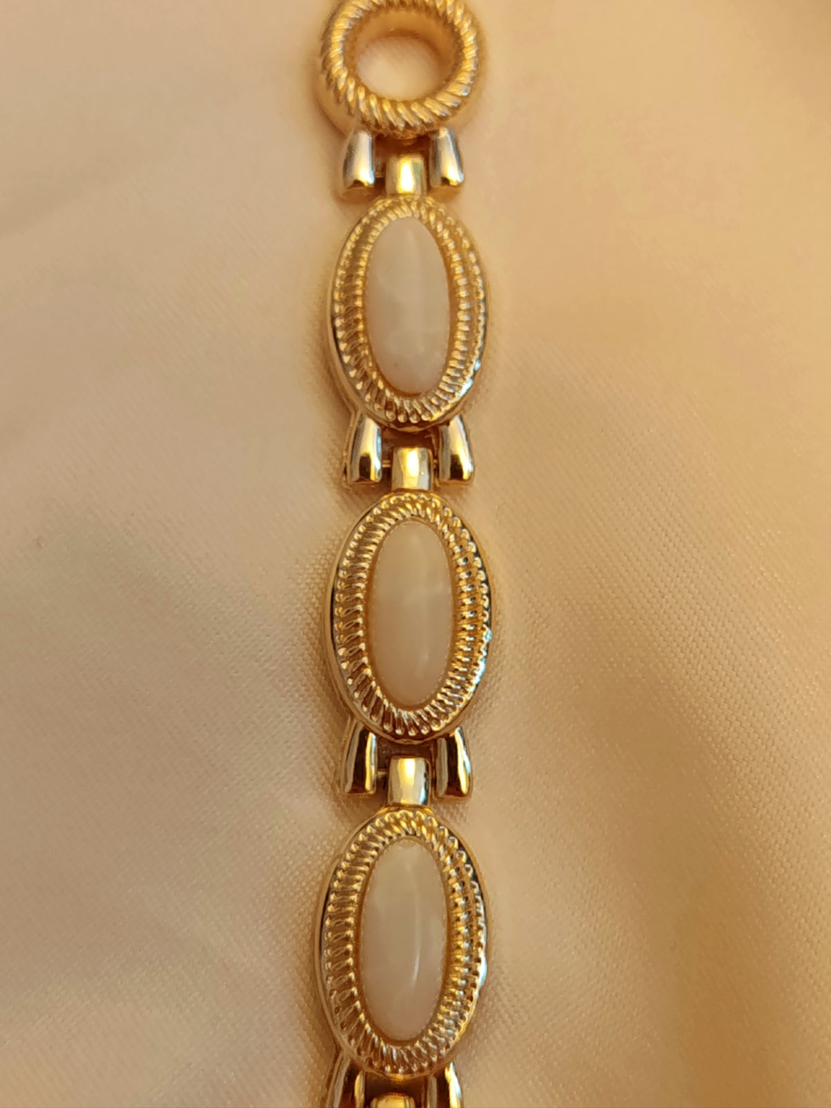 Pearl - goldene Damen Schmuckuhr mit Perlenelementen
