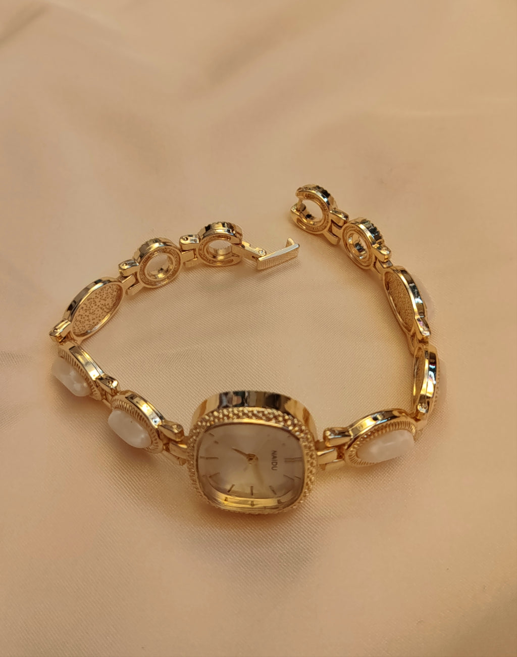 Pearl - goldene Damen Schmuckuhr mit Perlenelementen