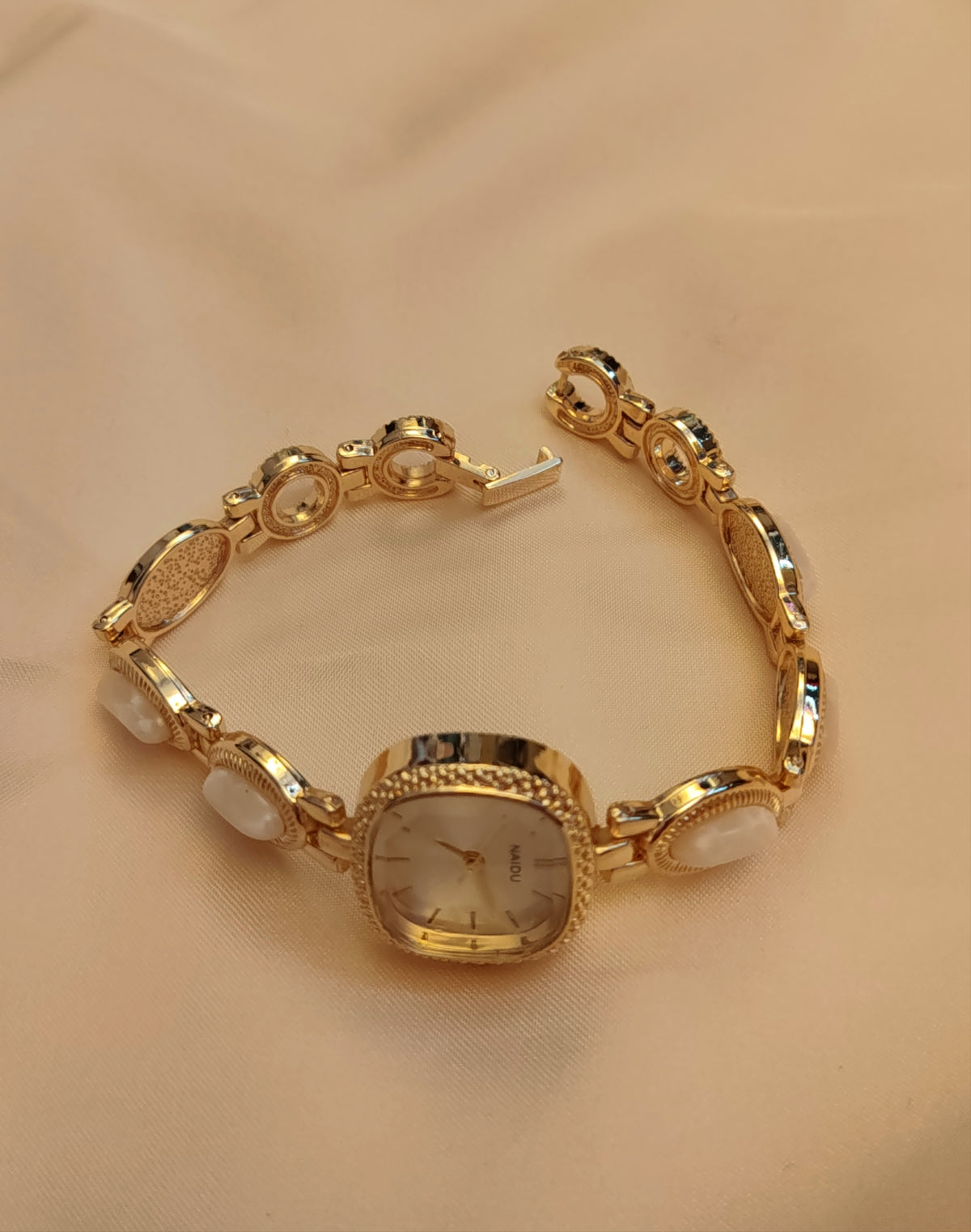 Pearl - goldene Damen Schmuckuhr mit Perlenelementen