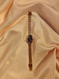 Goldene Oval-Armbanduhr mit schwarzem Zifferblatt