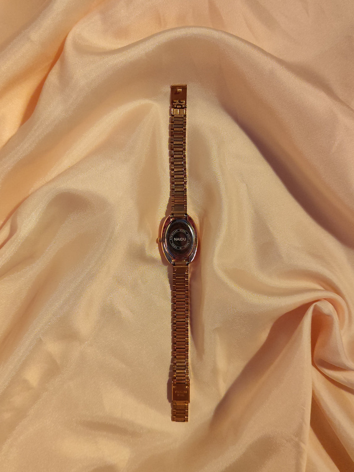 Ovale Armbanduhr in Gold & Bordeauxrot