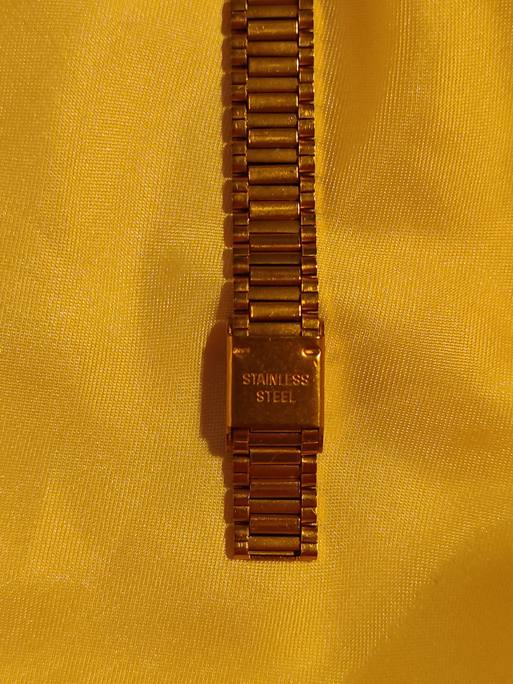 Ovale Armbanduhr in Gold & Bordeauxrot