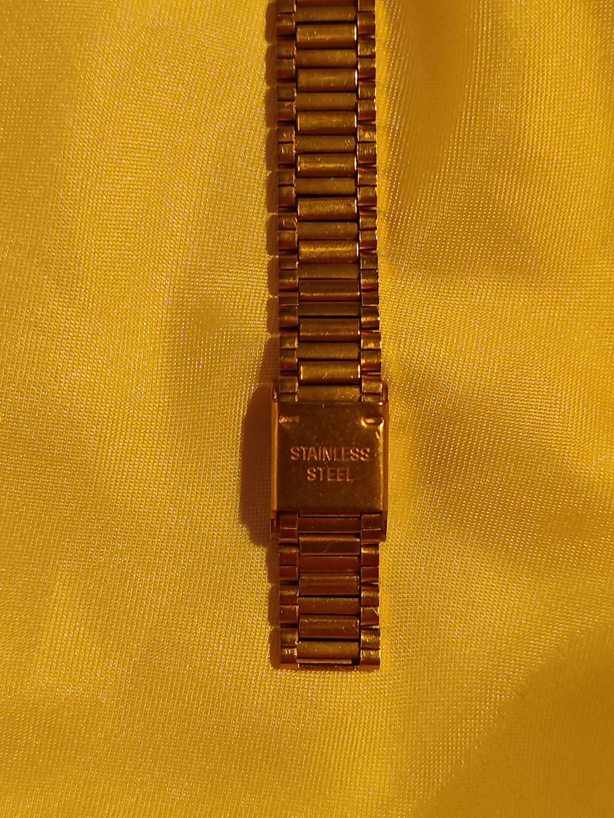 Ovale Armbanduhr in Gold & Bordeauxrot
