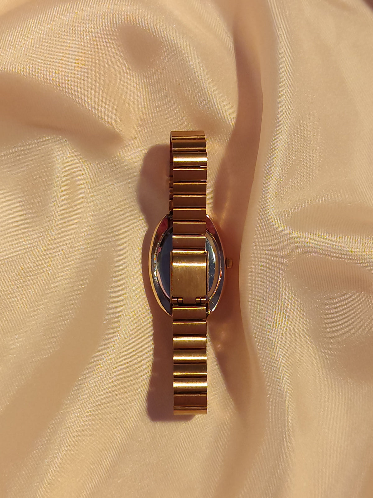 Ovale Armbanduhr in Gold & Bordeauxrot