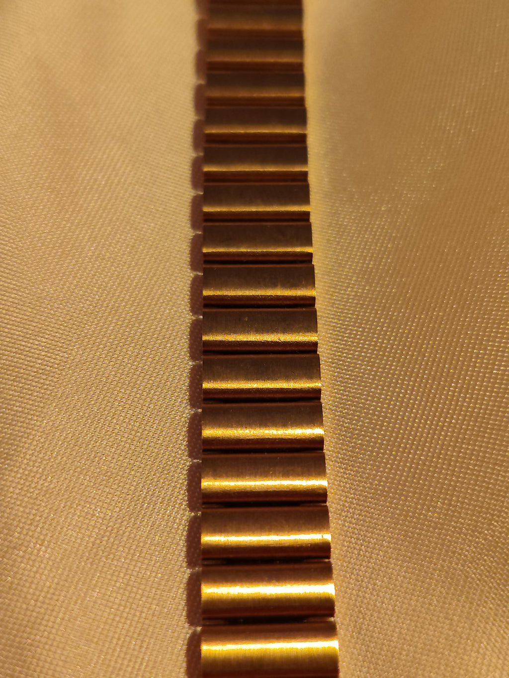 Ovale Armbanduhr in Gold & Bordeauxrot